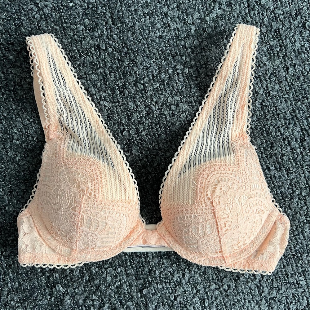 NWT Victoria’s Secret Lace-Trim Bra